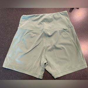 Alphalete pulse surge short 4” in luxury green